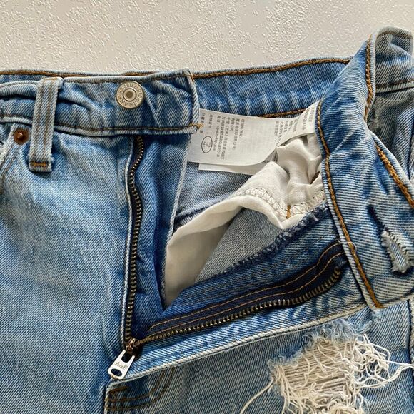 Abercrombie & Fitch High Rise Mom Shorts 26 / 2 Distressed Denim Cutoff Light Wa - Picture 8 of 10